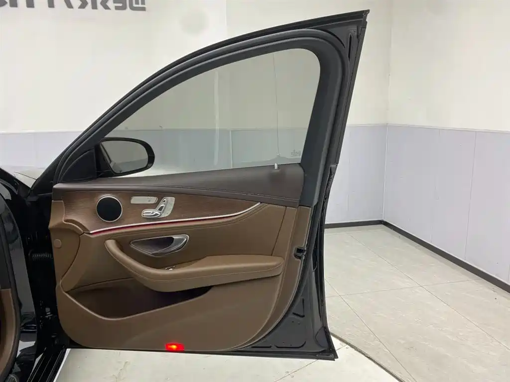 Mercedes-Benz E-Class 2023 — фото 16