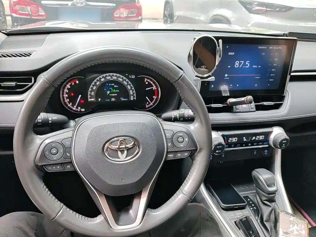 Toyota RAV4 2021 — фото 10