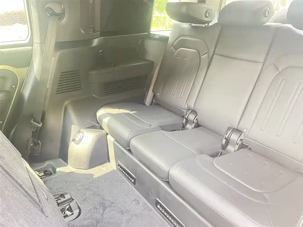 Land Rover Defender 2023 — фото 17