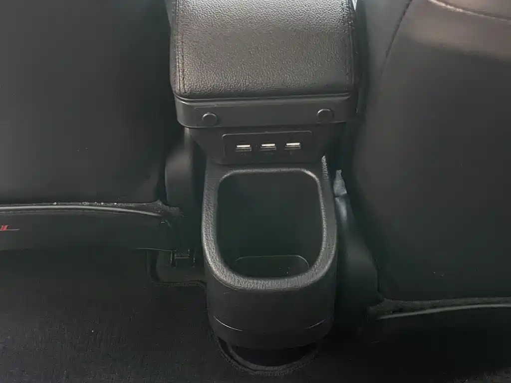 Toyota Yaris L 2023 — фото 13