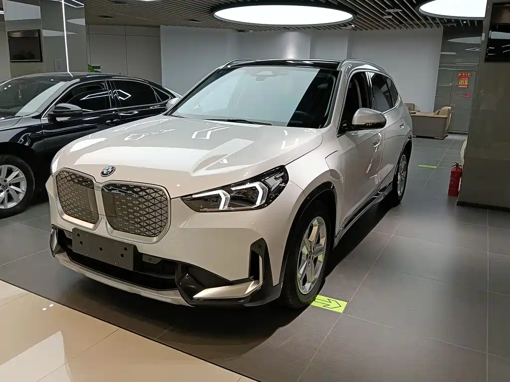 BMW iX1 2024