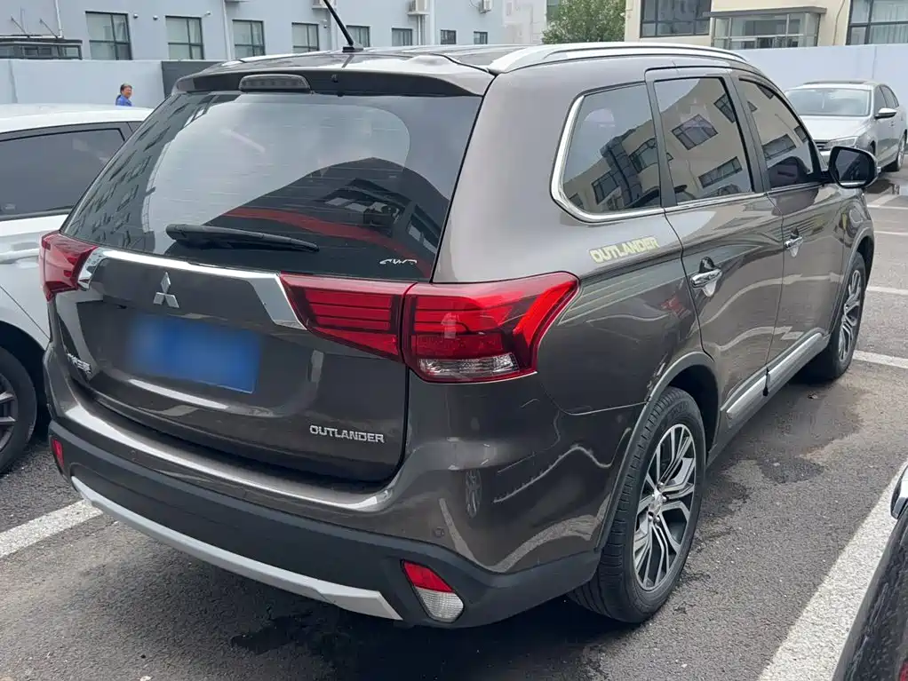 Mitsubishi Outlander 2017 — фото 10