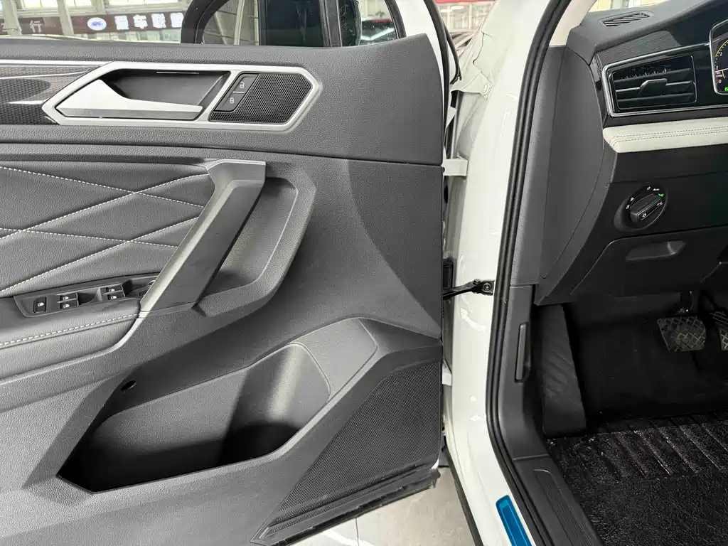 Volkswagen Tiguan L 2023 — фото 9