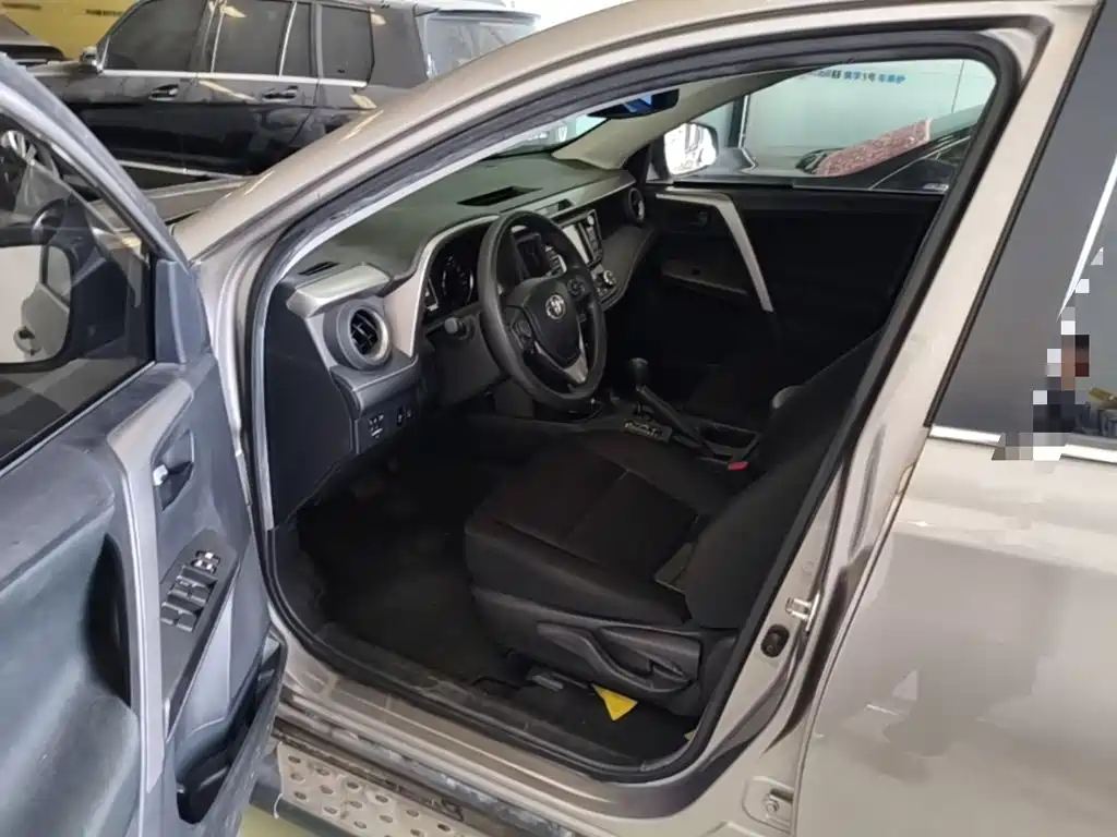 Toyota RAV4 2019 — фото 16