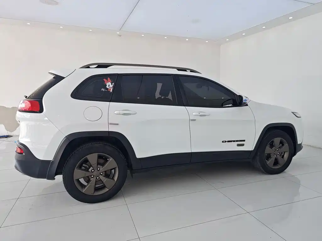 Jeep Cherokee 2016 — фото 18