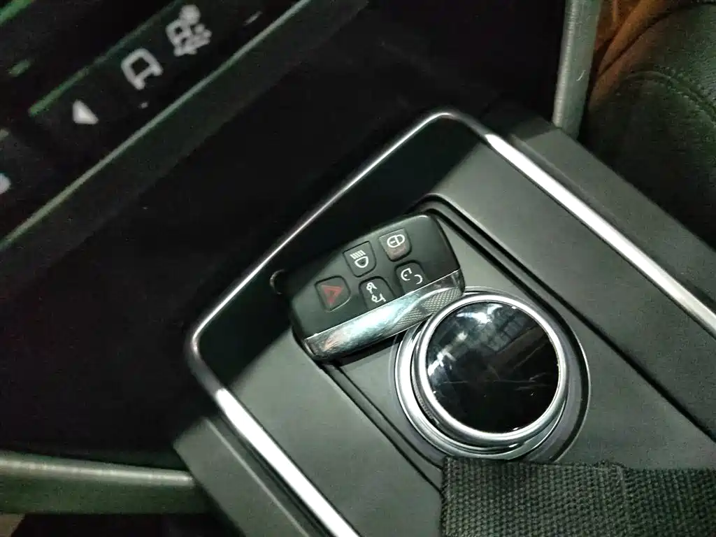 Land Rover Discovery Sport 2017 — фото 11