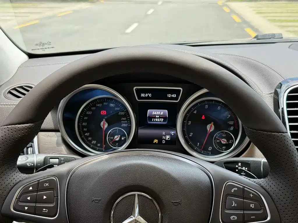 Mercedes-Benz GLE 2017 — фото 13