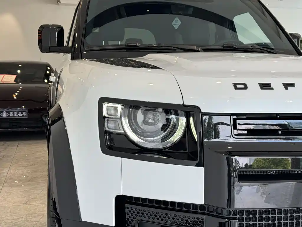 Land Rover Defender 2025