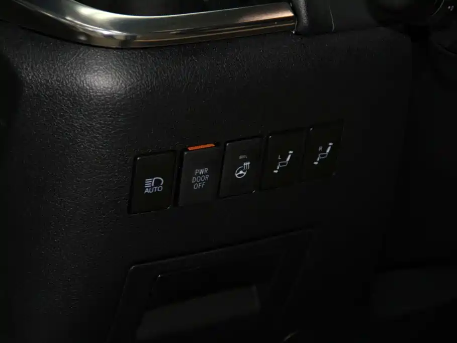 Toyota Alphard 2023 — фото 22