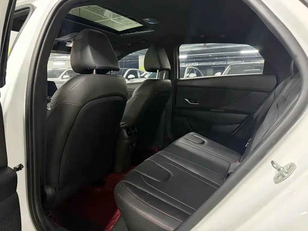 Hyundai Elantra 2023 — фото 11