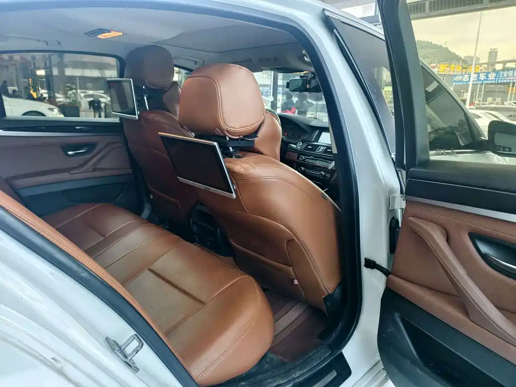 BMW 5 Series 2015 — фото 18