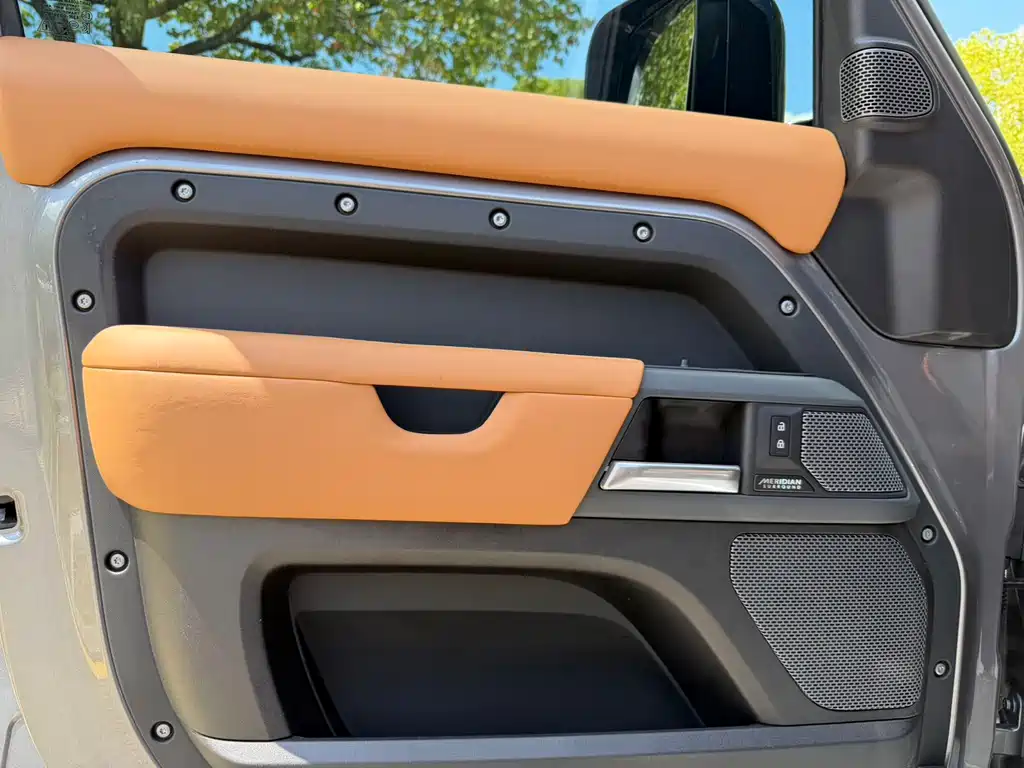 Land Rover Defender 2022 — фото 6