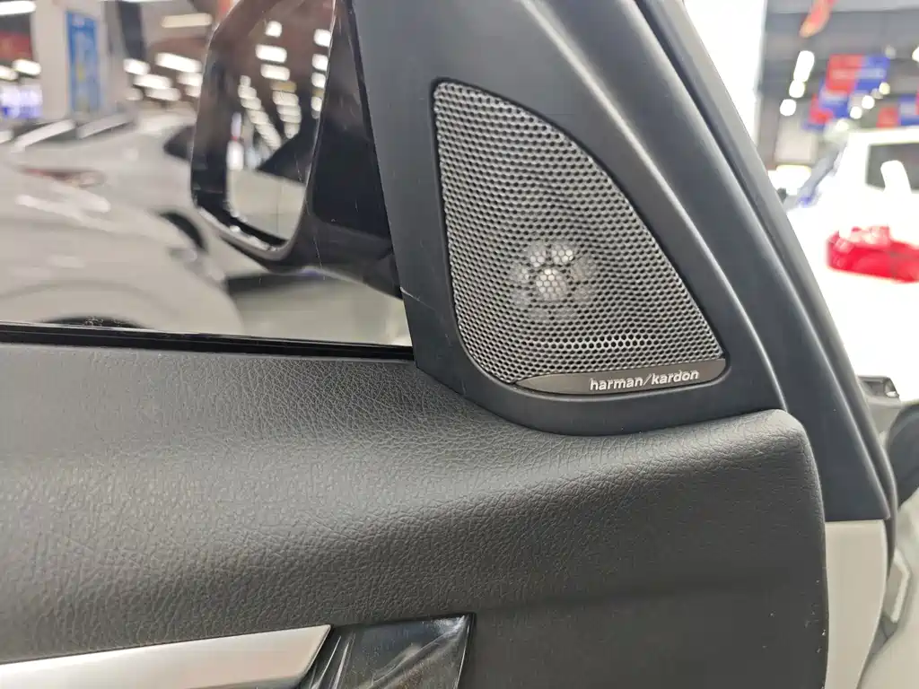 BMW 3 Series 2018 — фото 10