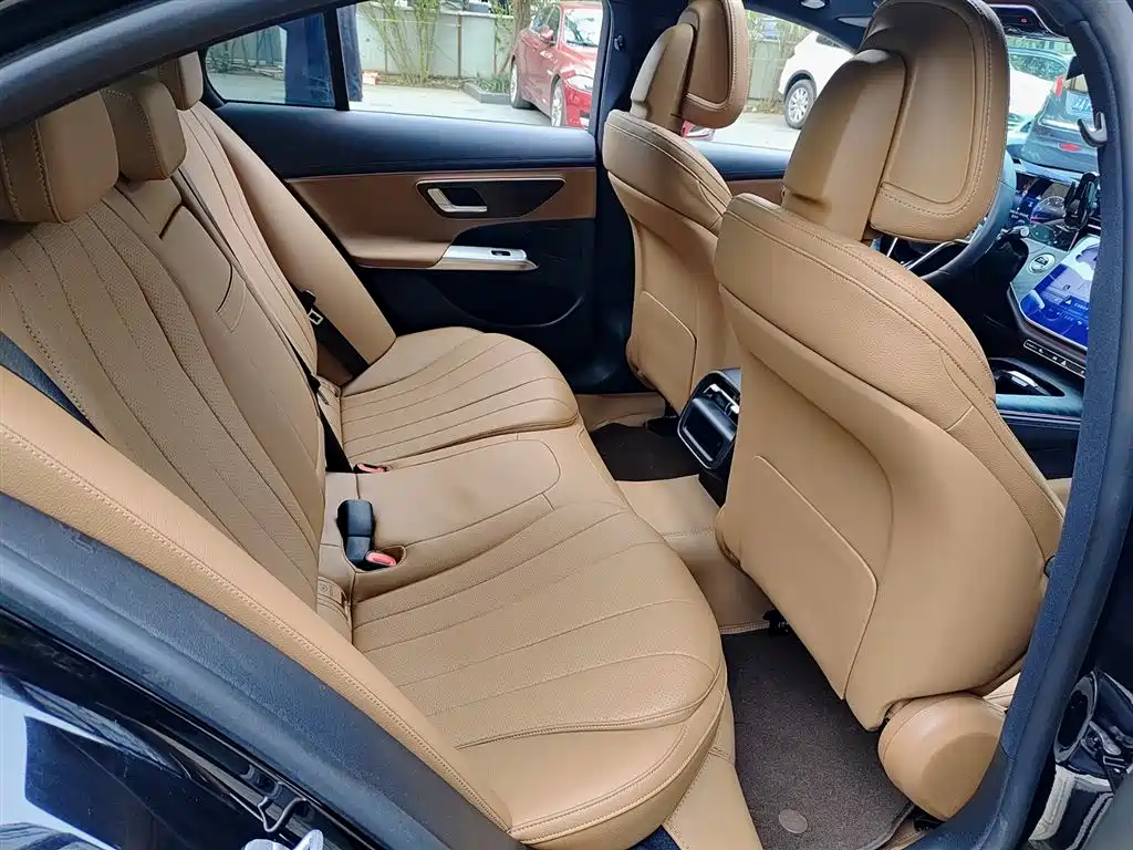Mercedes-Benz E-Class 2025 — фото 10