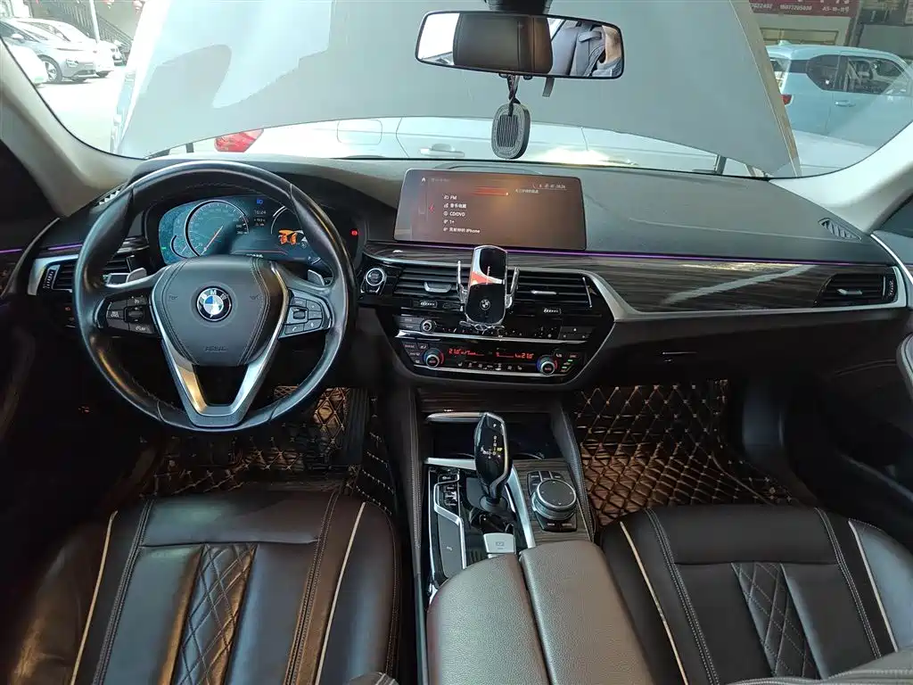 BMW 5 Series 2018 — фото 12