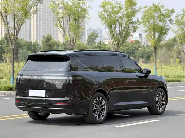 Lynk & Co 900 2025