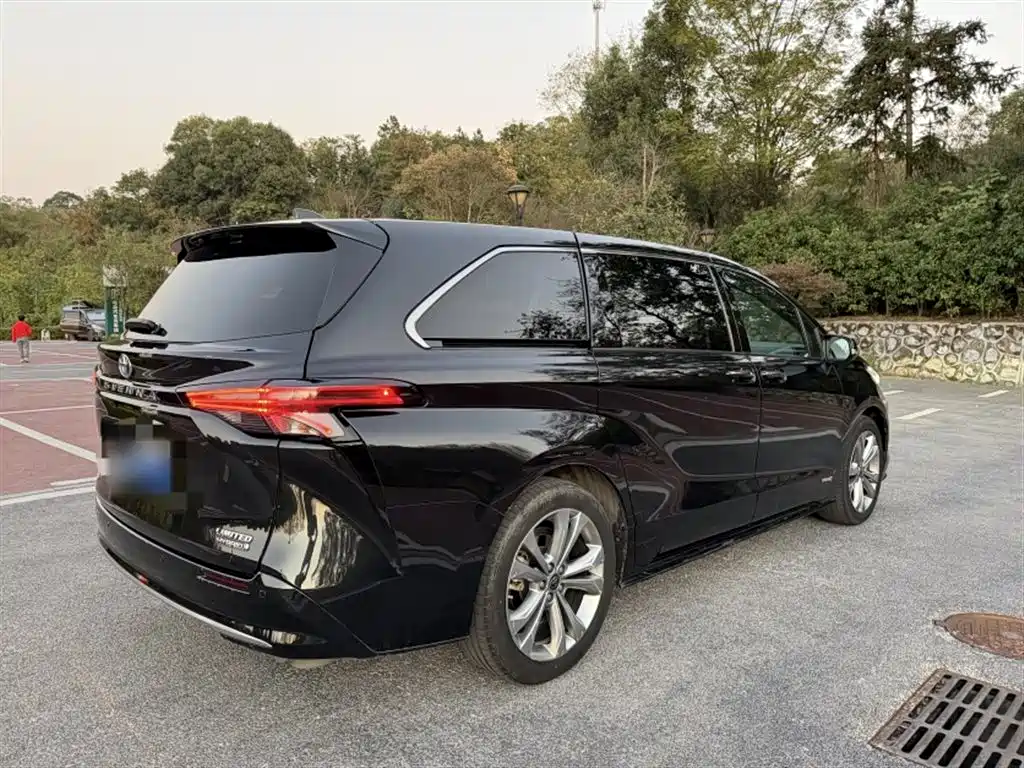 Toyota Sienna 2023 — фото 16