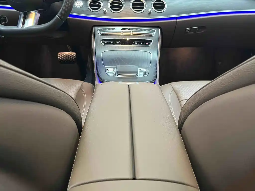 Mercedes-Benz E-Class 2024 — фото 17