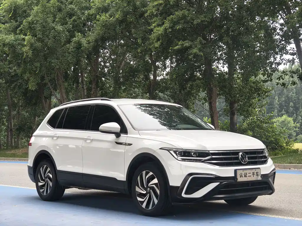 Volkswagen Tiguan L 2022 — фото 1