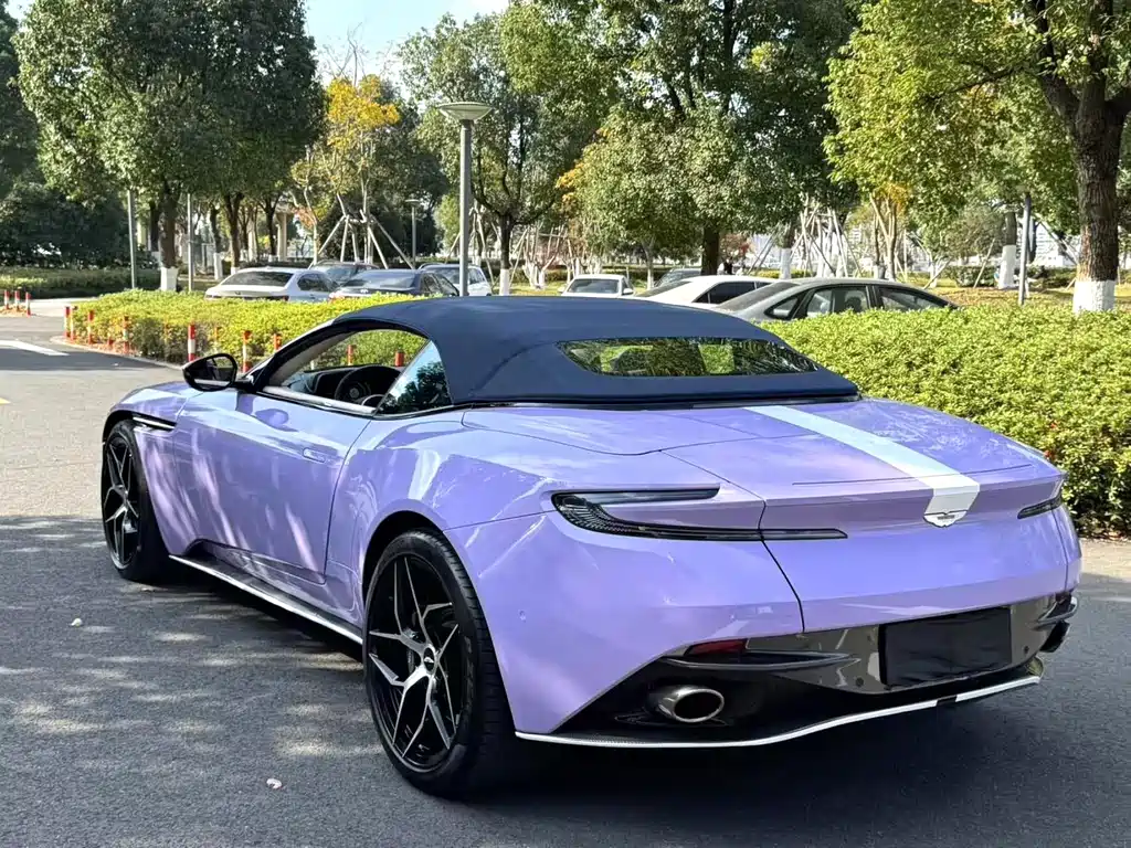 Aston Martin DB11 2018 — фото 12