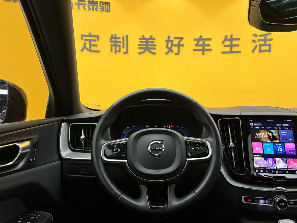 Volvo XC60 2023 — фото 12