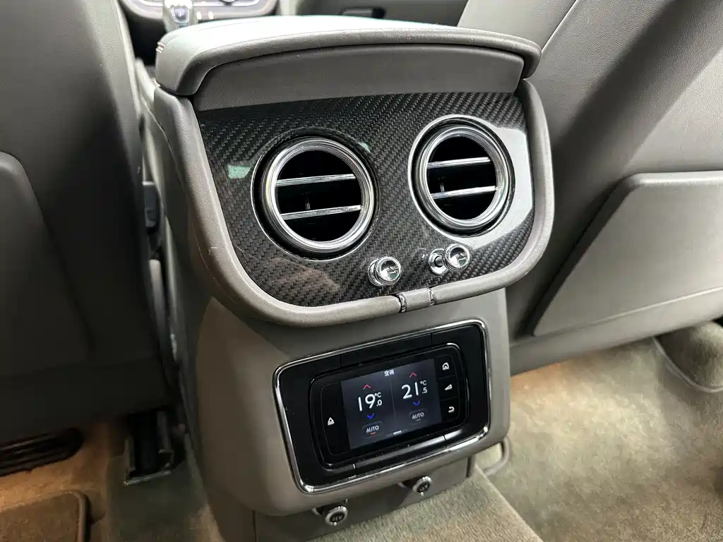 Bentley Bentayga 2018 — фото 18