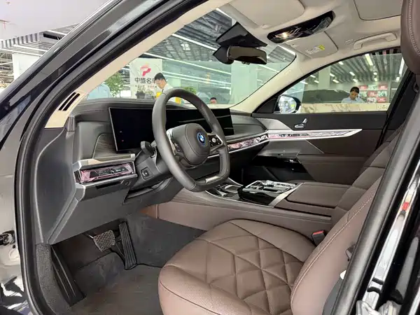 BMW i7 2025