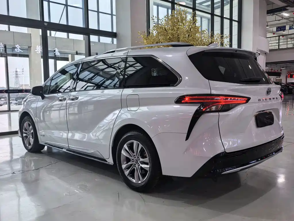 Toyota Sienna 2022 — фото 22