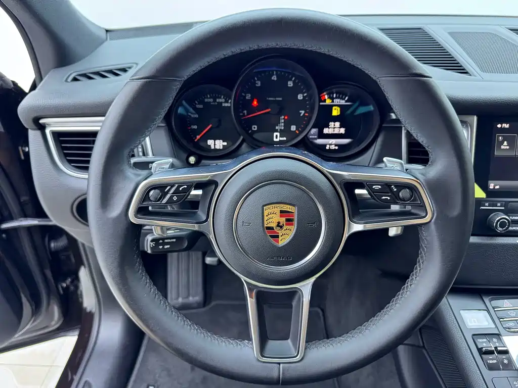 Porsche Macan 2018 — фото 11