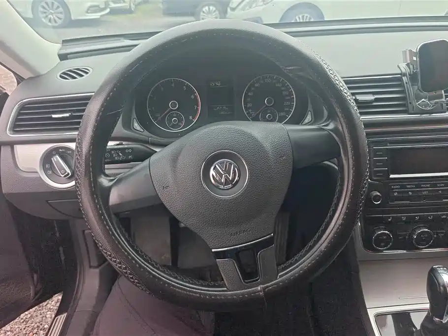 Volkswagen Passat 2014 — фото 15