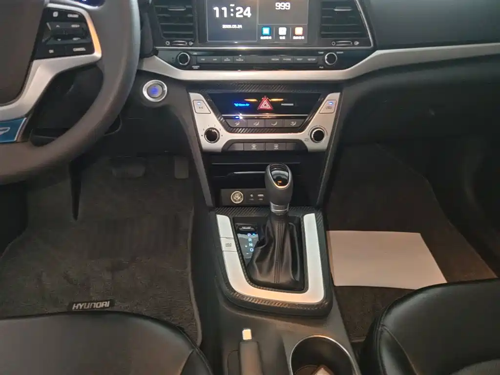 Hyundai Elantra 2017 — фото 14
