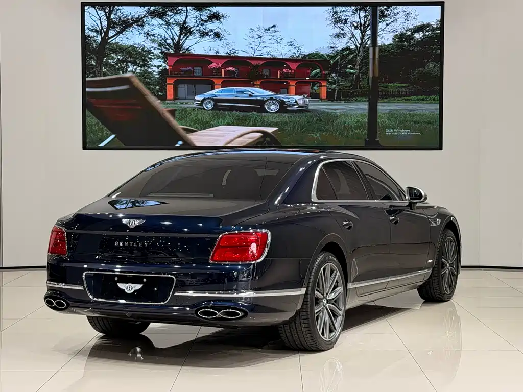 Bentley Flying Spur Plug-In Hybrid 2022 — фото 14