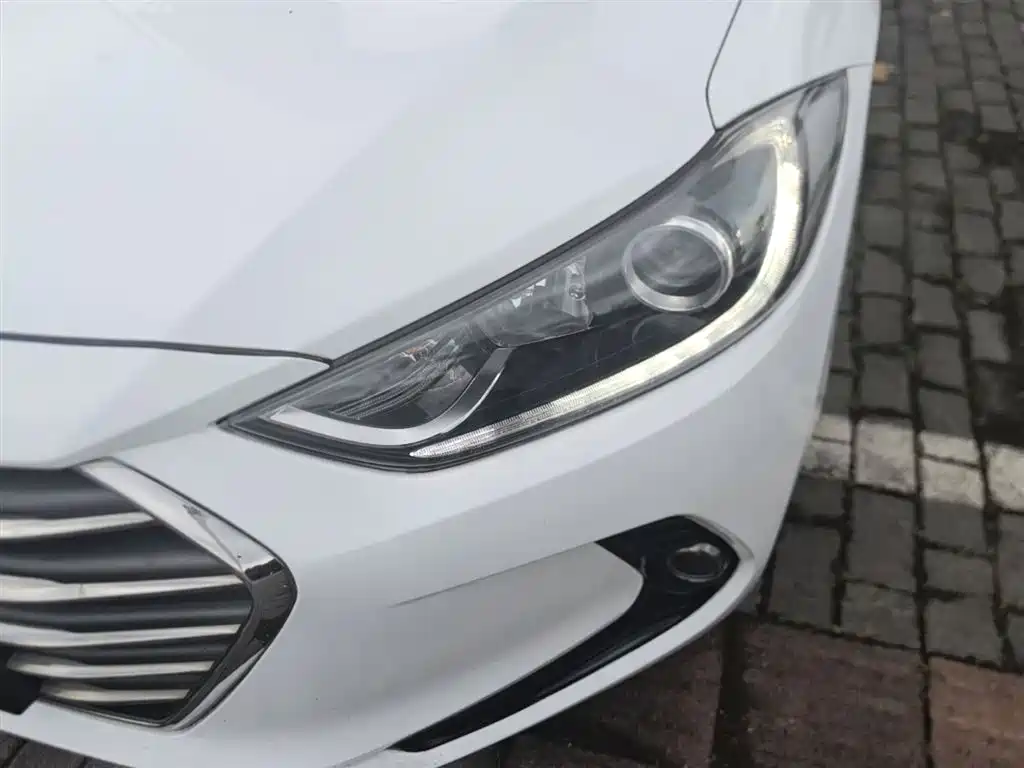 Hyundai Elantra 2016 — фото 24