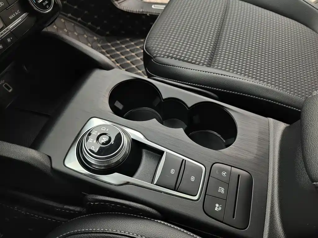 Ford Focus 2019 — фото 13