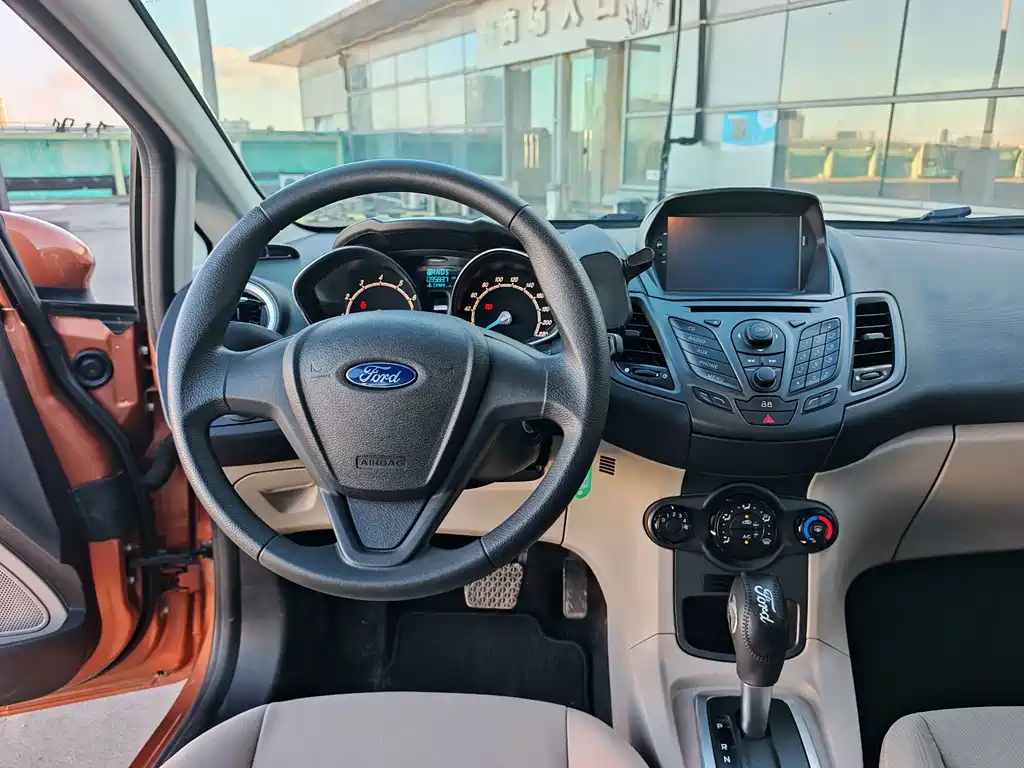 Ford Fiesta 2013 — фото 12