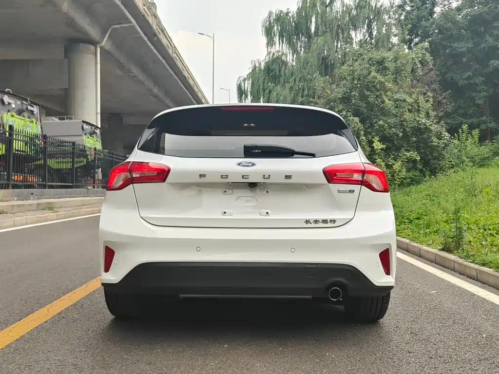 Ford Focus 2019 — фото 17