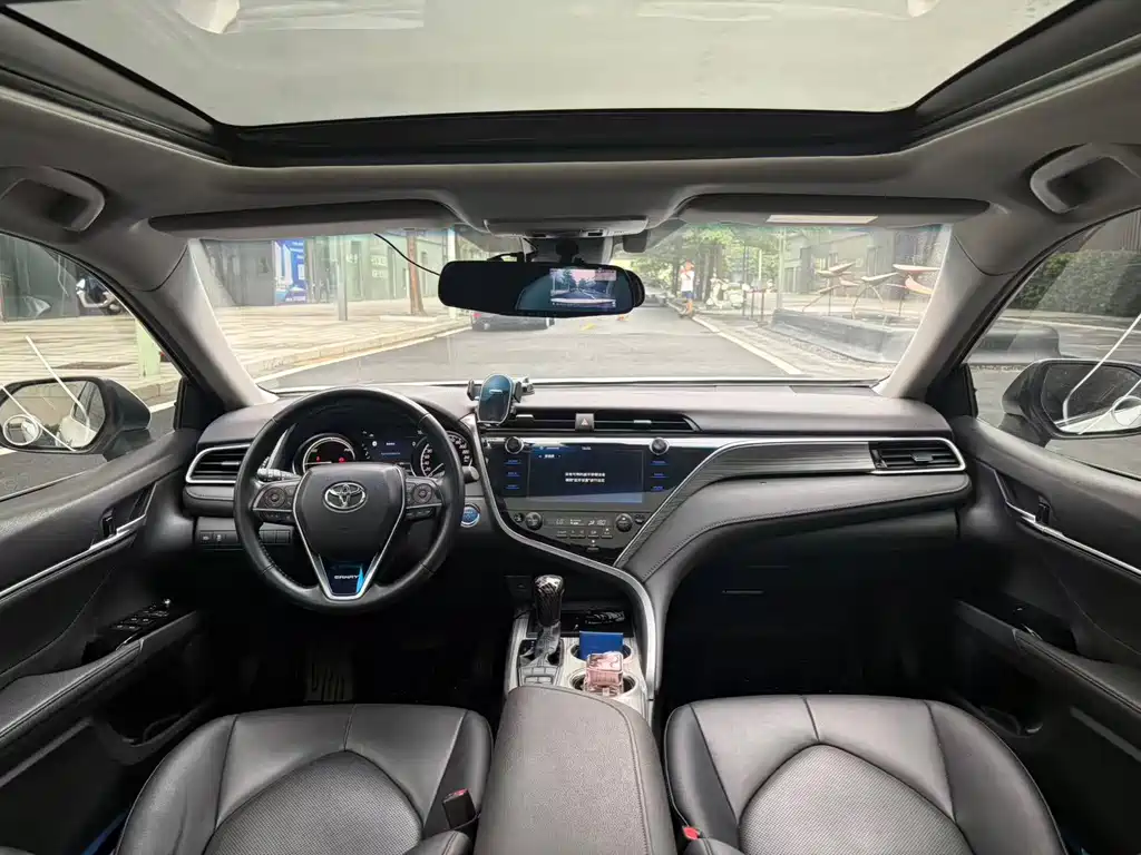Toyota Camry 2019 — фото 12