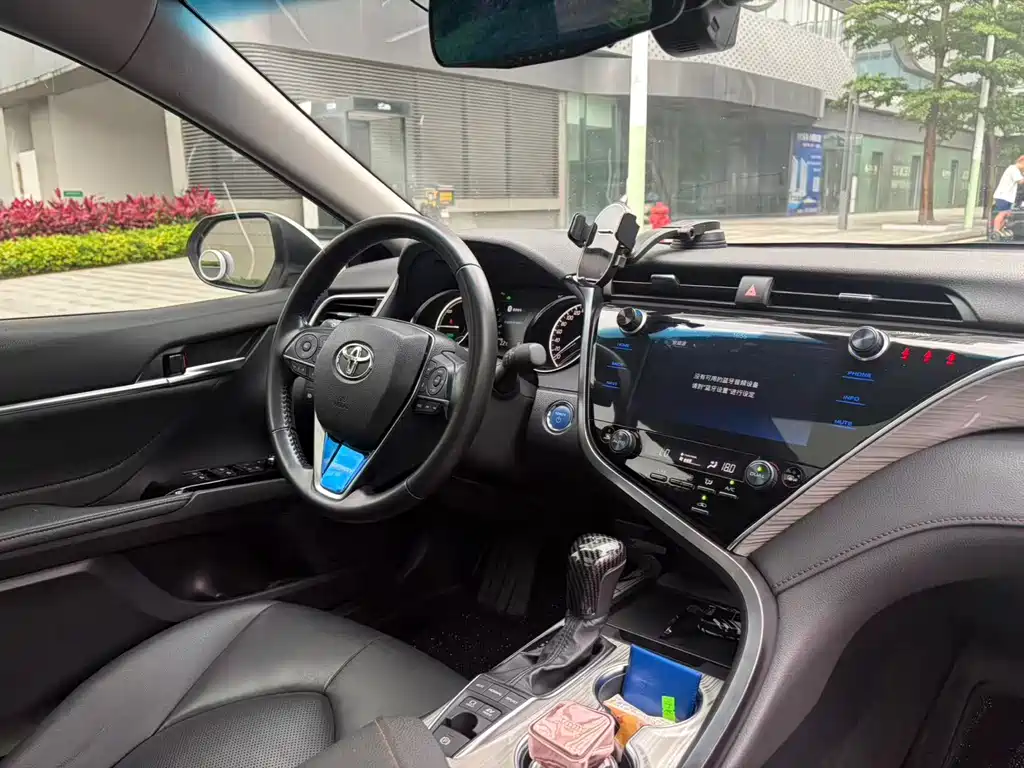 Toyota Camry 2019 — фото 10