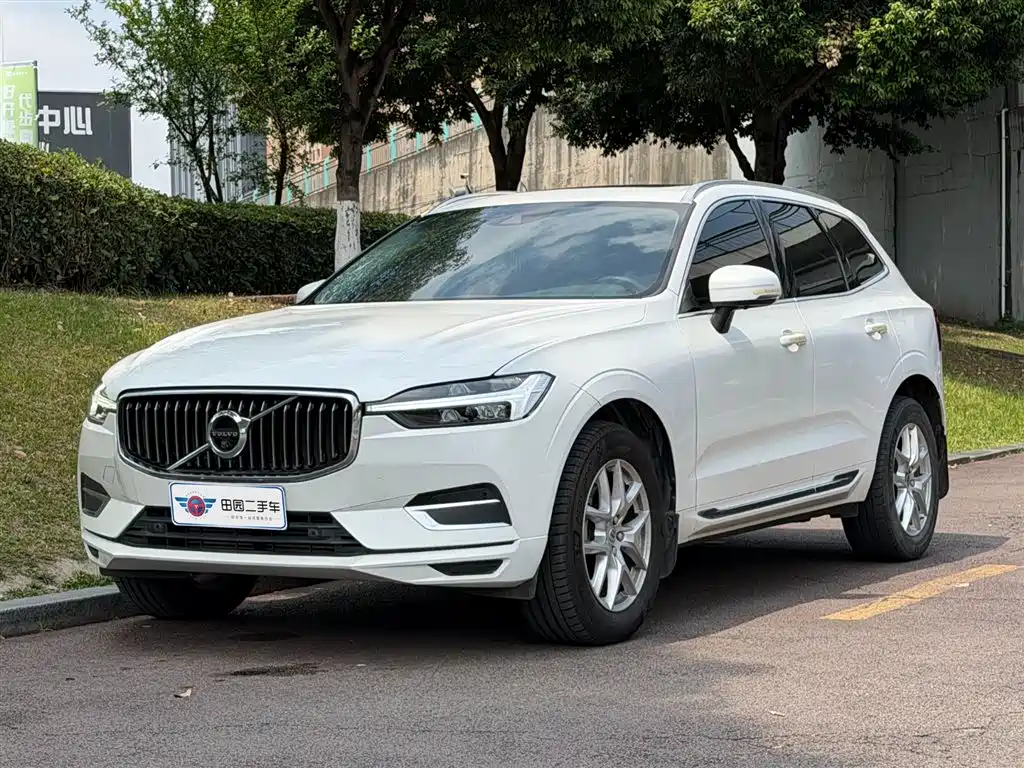 Volvo XC60 2021 — фото 1
