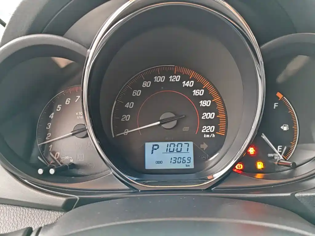 Toyota Yaris L 2020 — фото 12