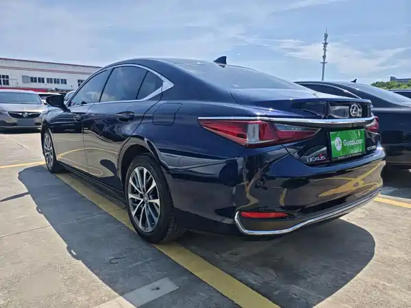 Lexus ES 2024