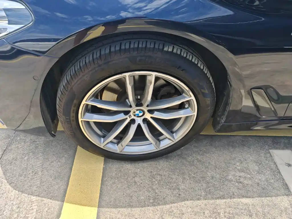 BMW 5 Series 2018 — фото 23
