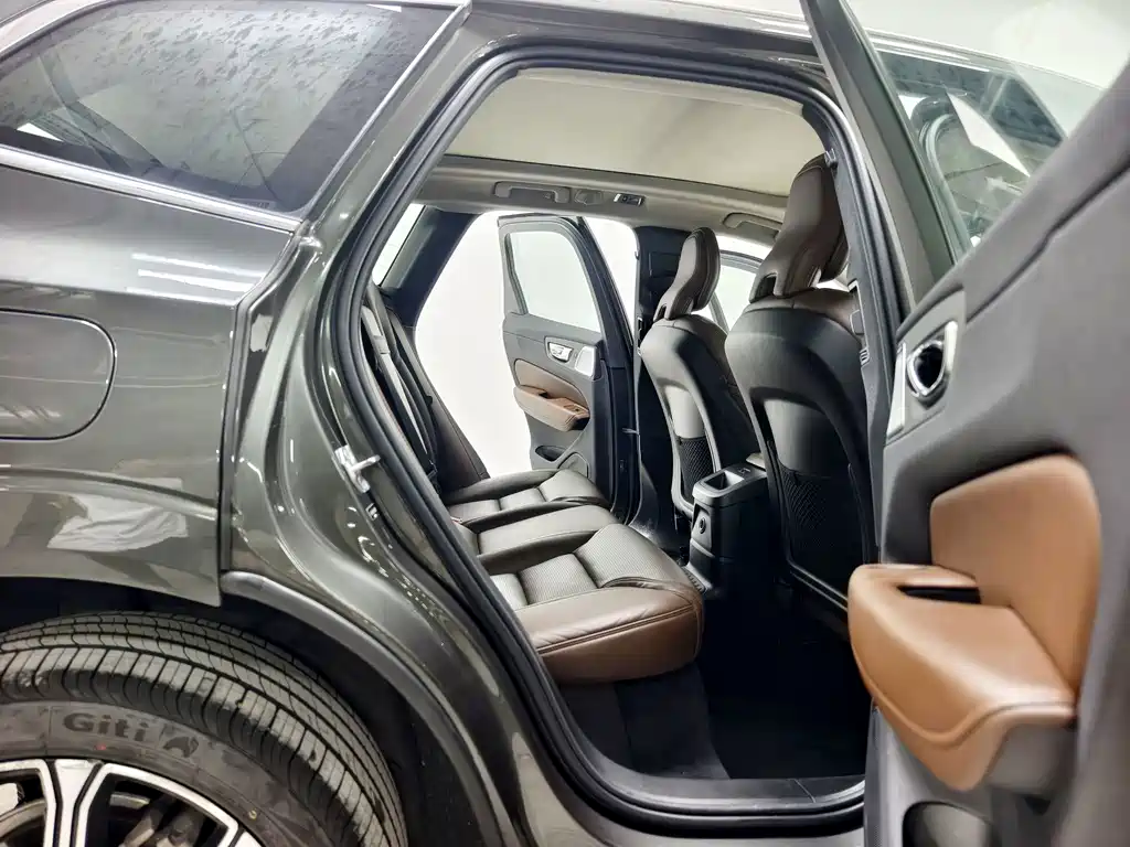 Volvo XC60 Plug-In Hybrid 2020 — фото 16