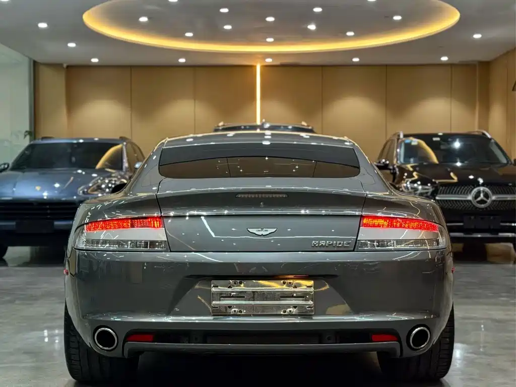Aston Martin V8 Vantage 2011 — фото 9