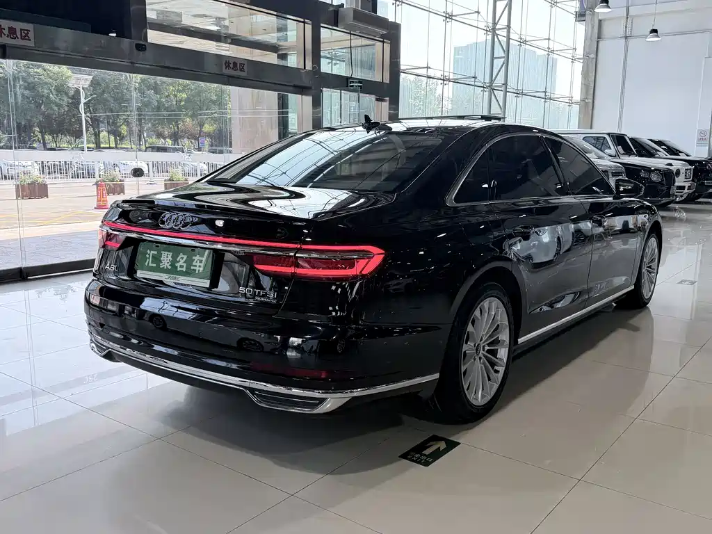 Audi A8 2021 — фото 22