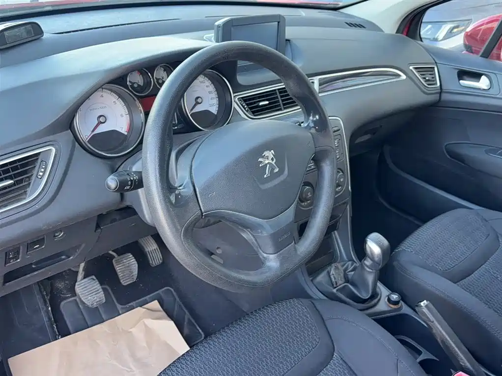 Peugeot 308 2015 — фото 21