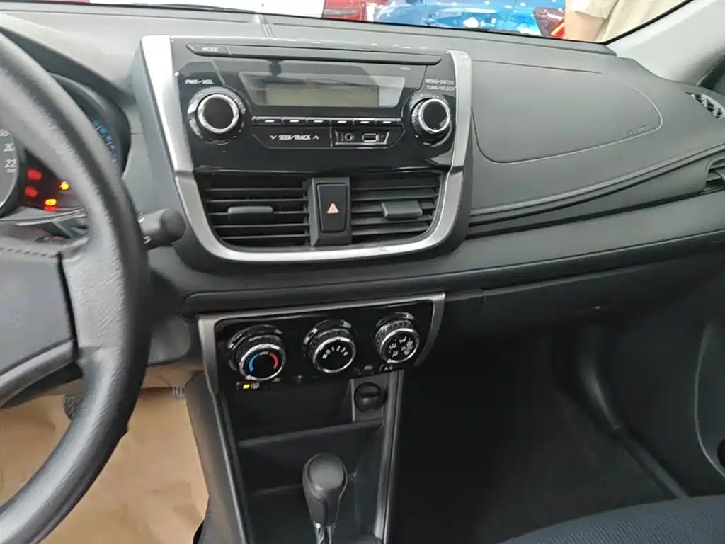 Toyota Yaris L 2017 — фото 13