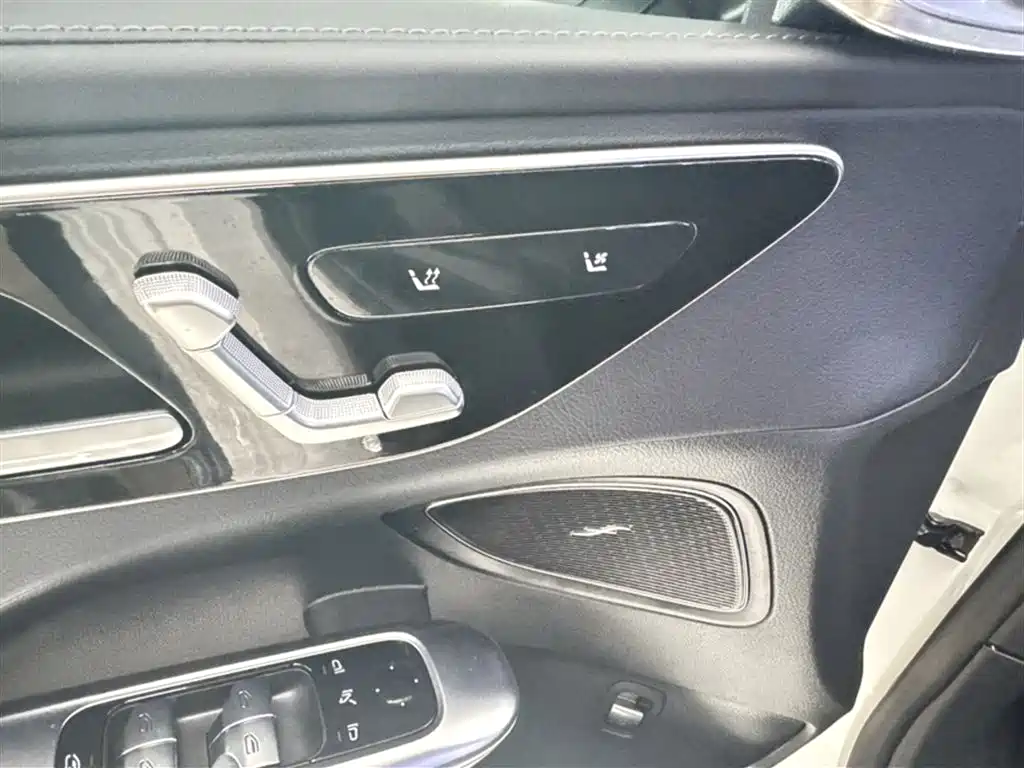 Mercedes-Benz C-Class 2025 — фото 11