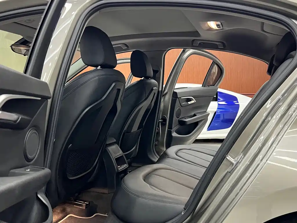 BMW 1 Series 2017 — фото 11
