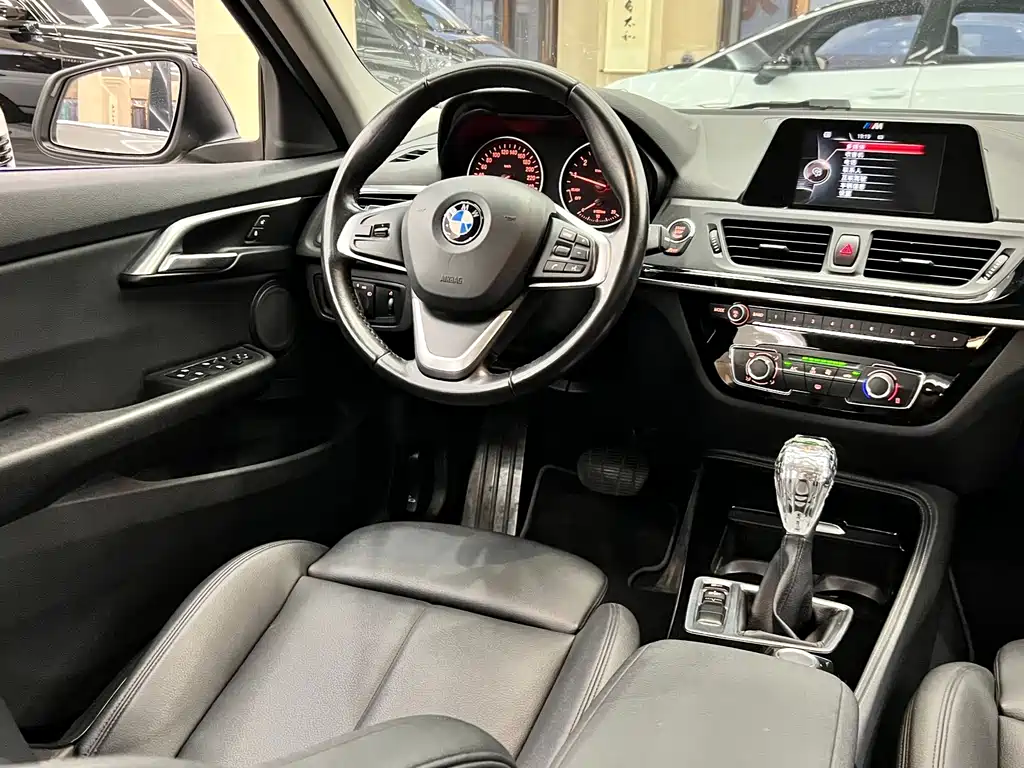 BMW 1 Series 2017 — фото 17